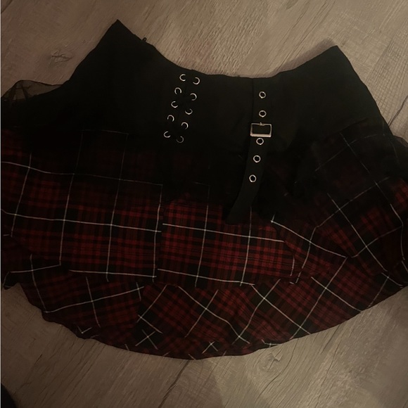 Black And Red Pladded Ruffle Skirt From Hot Topic Size L Worn Once - Picture 2 of 2